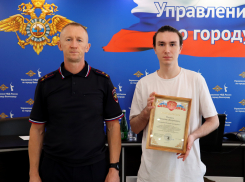 Бдительный сотрудник салона сотовой связи уберег волгоградку от мошенников