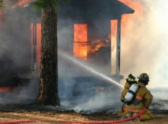 В Волгограде сгорела турбаза «Волга»: пожарные спасли влюбленную пару