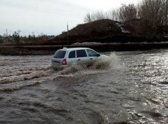 В четырех районах Волгоградской области автодороги ушли под воду