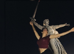 Звезда «Дома-2» спародировала Родину-мать на Мамаевом кургане 