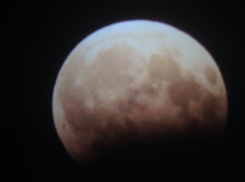 Красную луну запечатлели на фото жители Волгограда