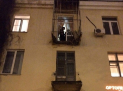 В многоэтажном доме в центре Волгограда обвалился балкон