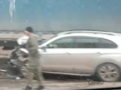 В Волгограде массовая авария с фурой привела к большой пробке: жуткие кадры