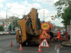 В центре Волгограда круглосуточно ремонтируют улицу Краснознаменскую
