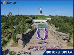 Флаги и Хаги Ваги: флешмоб на Мамаевом кургане показали с высоты