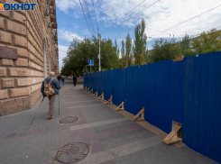 В Волгограде на автомобиль рухнул бетон со стены жилого дома: владелец засудил УК