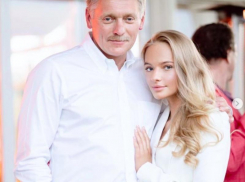 Елизавета Пескова делает укладку перед захоронением безымянных солдат на Мамаевом Кургане