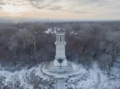 Главгосэкспертиза дала добро: на Сарпинском полуострове отремонтируют 25-метровый памятник «Маяк»
