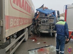 По дороге течет кровь: жуткое ДТП с водовозкой сняли на видео в Волгограде 