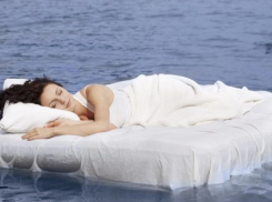 На севере Волгограда спасли уснувшую на надувном матрасе девушку