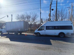 Ребенок пострадал в ДТП с маршруткой в Волгограде: видео 
