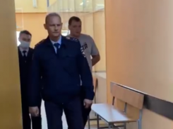 В Камышине рулевого катера заключили под стражу после гибели полицейского с 12-летним сыном: видео