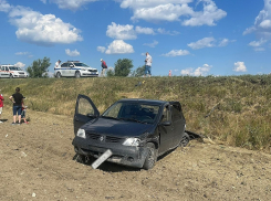 Столкновение двух иномарок с грузовиком на трассе под Волгоградом попало на видео