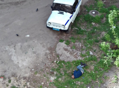Спешивший по делам волгоградец разбился насмерть, спускаясь из окна знакомой по простыне