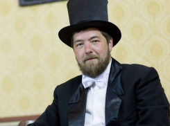 Известный краевед Роман Шкода раздает автографы ради погашения долгов в Волгограде 