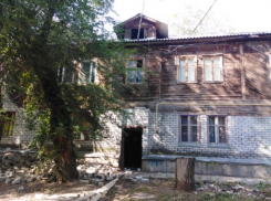 «Живем в страхе»: стена рухнула в доме на юге Волгограда