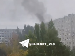 Квартира загорелась в многоэтажке Волгограда: видео