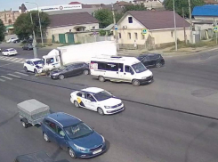 Фургон с отказавшими тормозами протаранил три машины в Волгограде: ДТП попало на видео