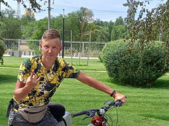Чтобы в пробках не стоять: самарец на велосипеде едет к морю через Волгоград