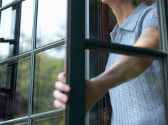 Знакомство с волгоградцем закончилось для женщины падением с балкона в День влюбленных