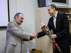 Артист Петр Зайченко встретился с молодыми футболистами в Волгограде 