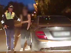 Задержание татуированного зумера на Mercedes попало на видео под Волгоградом 