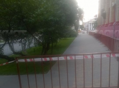 Проваливавшийся тротуар на улице Мира в Волгограде восстановят за 3 дня