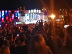 Многотысячная толпа в Волгограде спела хиты вместе с Niletto на видео