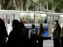 После празднования Дня Победы волгоградцы штурмовали троллейбус: видео