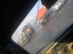 В Волжском водовозка потушила загоревшийся мусоровоз