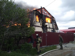 Крупный пожар в дачном поселке Волгограда сняли на видео