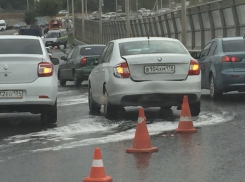 В центре Волгограда из-за масла на дороге произошло массовое ДТП