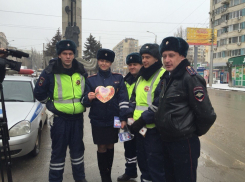 В Волгограде сотрудники ГИБДД подарили водителям «валентинки» и стикеры с признанием в любви 