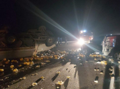 Волгоградец на Lexus протаранил грузовик с дынями