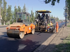 Волгоградские коммунальщики под покровом ночи ремонтируют улицы города