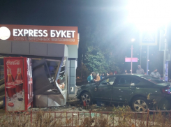 В Волгограде иномарка протаранила торговый павильон