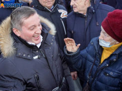 Пенсионерка дала пять губернатору: необычные фото политиков на акции «Крымская весна» в Волгограде