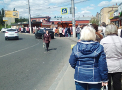 Гигантские очереди на автобусы до кладбищ собрались в Волгограде 
