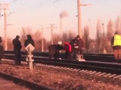 Поезд сбил насмерть 40-летнего волгоградца: видео с места происшествия