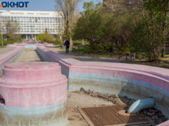 В центре Волгограда начали ремонт жуткого фонтана-легенды за 7 млн 
