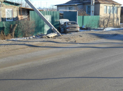 На севере Волгограда 25-летний водитель протаранил ворота частного дома