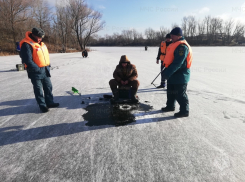 Спасатели выгоняют волгоградских рыбаков со смертельно опасного льда