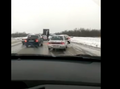 Перевернувшаяся фура собрала пробку на трассе Волгоград-Элиста