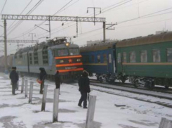  Прохожий вытащил несовершеннолетнюю девочку из под грузового поезда в Волгограде 