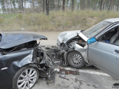 Под Волгоградом в ДТП ВАЗ-2110 и Ford пострадали трое, в том числе школьница