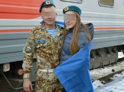 Волгоградцы от души пожелали счастья незнакомке, дождавшейся парня с армии