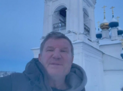 Досрочно сдавший мандат Госдумы бизнесмен Савченко удивил откровенными признаниями на фоне храма