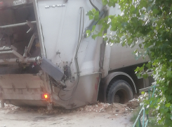 Мусоровоз застрял при обвале дороги в Волгограде
