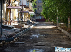 Волгоградские дворы «сломали» бордюрным камнем