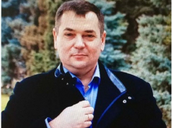 Мужчину в черном пальто разыскивают в Волгограде